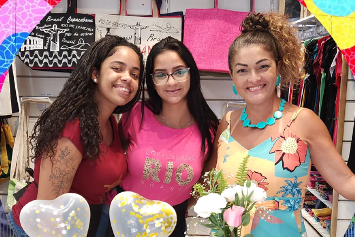 Explorando a essência carioca em nossa loja de souvenirs em Copacabana