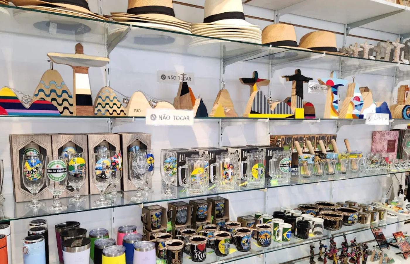 Onde comprar souvenirs e lembranças em Copacabana: o guia definitivo