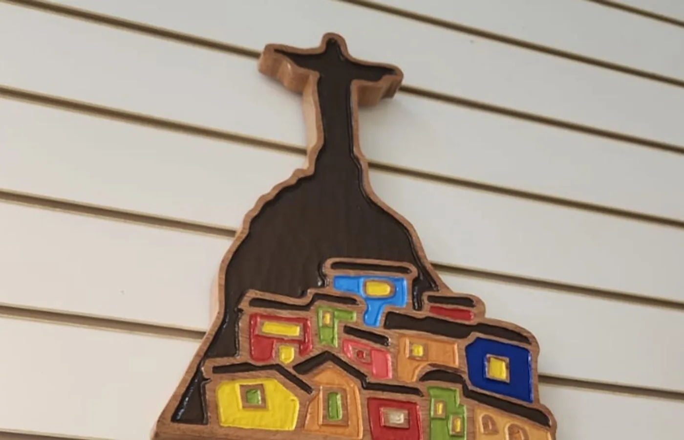 A alma carioca esculpida em madeira: a logo da Rio Copa Souvenirs por Ribinha